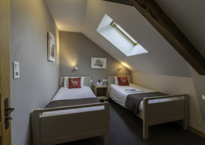 Chambre d'hôtel confortable avec 2 lits d'1 personne